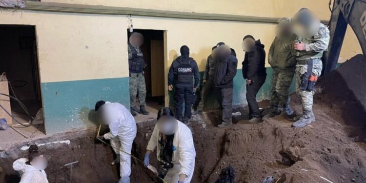 Descubren bajo salón de bailes una fosa con decenas de cadáveres