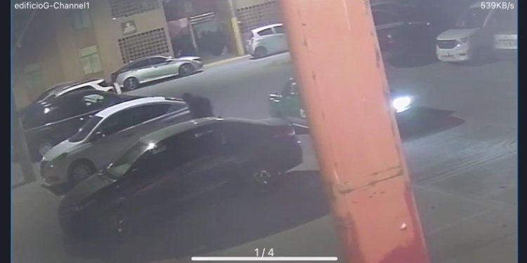 Taxista es captado robando tapas de un auto en colonia FOVISSSTE
