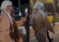 VIDEO: Bad Bunny se porta grosero y avienta el celular de fanática que quería foto
