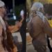 VIDEO: Bad Bunny se porta grosero y avienta el celular de fanática que quería foto