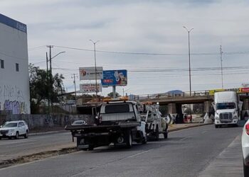 Se atoró tráiler en Río Santiago