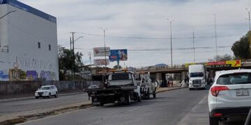 Se atoró tráiler en Río Santiago