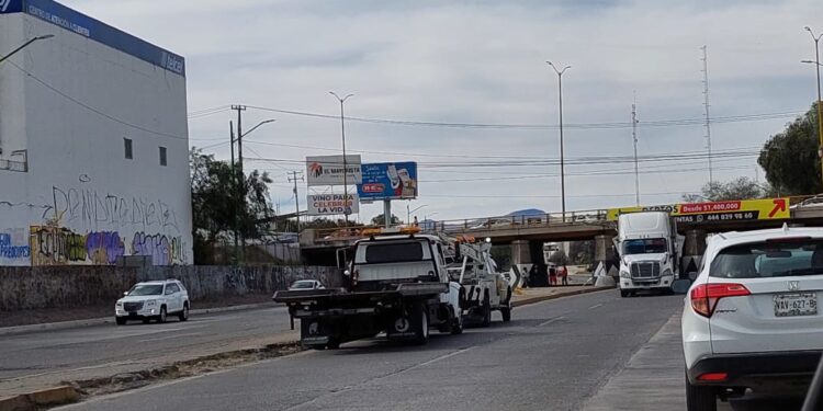 Se atoró tráiler en Río Santiago
