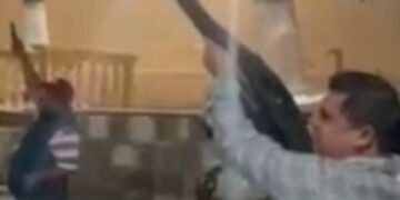 VIDEO| Investigan a funcionario municipal que disparó arma de uso exclusivo del Ejército