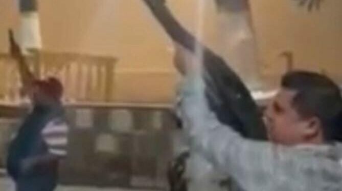 VIDEO| Investigan a funcionario municipal que disparó arma de uso exclusivo del Ejército