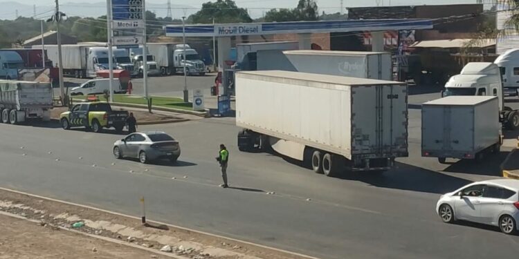 Policía Vial acordona accidente de tránsito en Carretera 57 y puente de la Delegación de La Pila