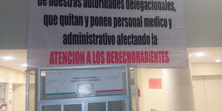 Trabajadores de la Clínica de Especialidades del ISSSTE trabajan bajo protesta