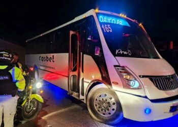 Intentan asaltar a trabajadores a bordo de unidad de transporte de personal