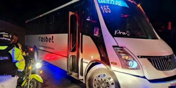 Intentan asaltar a trabajadores a bordo de unidad de transporte de personal