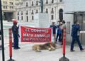 VIDEO| Chilenos protestan con león muerto frente a sede de Gobierno