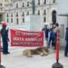 VIDEO| Chilenos protestan con león muerto frente a sede de Gobierno