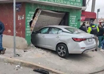 Vehículo arrolla a una menor y ocasiona daños en un local en el Saucito