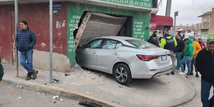 Vehículo arrolla a una menor y ocasiona daños en un local en el Saucito
