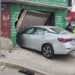 Vehículo arrolla a una menor y ocasiona daños en un local en el Saucito