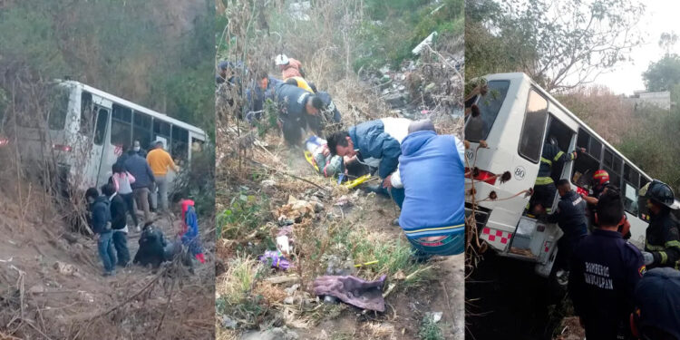 VIDEOS| Microbús chocó con dos autos y cayó a un barranco en Naucalpan