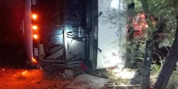 Seis muertos y nueve lesionados es el saldo de accidente de autobús en la carretera 57