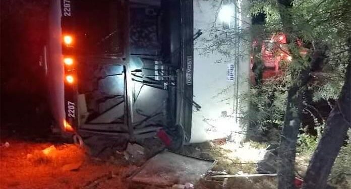 Seis muertos y nueve lesionados es el saldo de accidente de autobús en la carretera 57