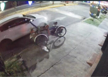 VIDEO| Mujer atropelló a vendedor de tamales y se dio a la fuga