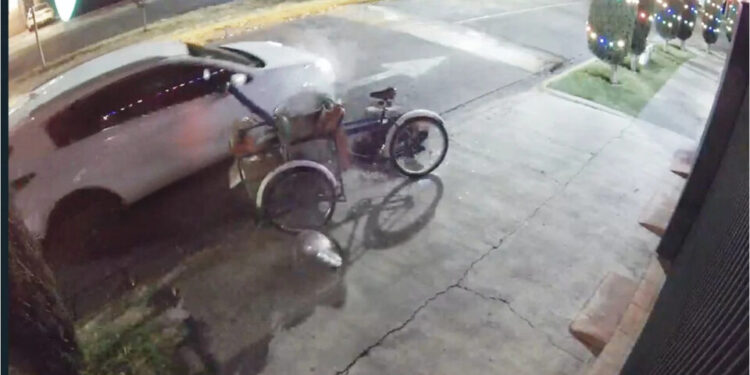 VIDEO| Mujer atropelló a vendedor de tamales y se dio a la fuga