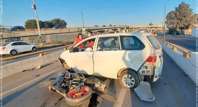 Dos lesionados en fuerte choque en el Distribuidor Juárez