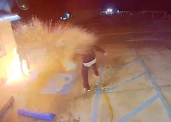 VIDEO: Hombres intentaban incendiar un centro de inmigrantes y se prendieron fuego a sí mismos