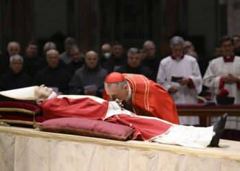 La capilla ardiente de Benedicto XVI se abrió para despedir al papa emérito