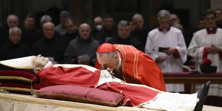 La capilla ardiente de Benedicto XVI se abrió para despedir al papa emérito