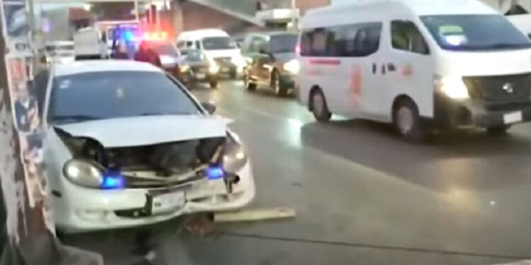 VIDEO: Mujer muere atropellada por su propio auto cuando bajó a revisarlo en Naucalpan