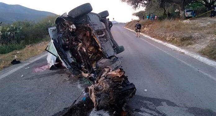 Joven pierde la vida en aparatosa volcadura