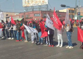 Manifestantes cierran circulación en el cruce de Av. Himno Nacional y Av. Juáre