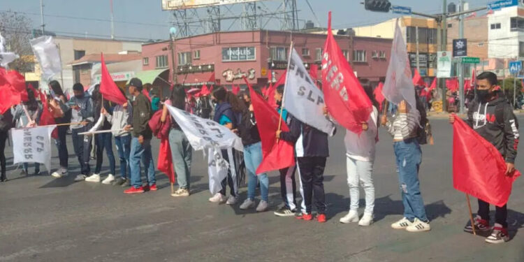 Manifestantes cierran circulación en el cruce de Av. Himno Nacional y Av. Juáre