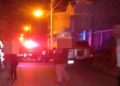 Muere motociclista al pasar un tope a exceso de velocidad y chocar contra un árbol