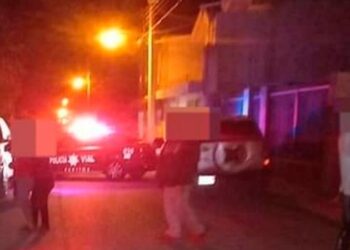 Muere motociclista al pasar un tope a exceso de velocidad y chocar contra un árbol