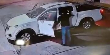 VIDEO: A mano armada, roban camioneta a mujer y a su hijo en calles de la colonia Industrial Mexicana