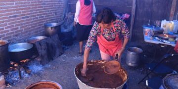 Mole y asado de boda, la riquísima gastronomía de Mexquitic en las manos de expertas