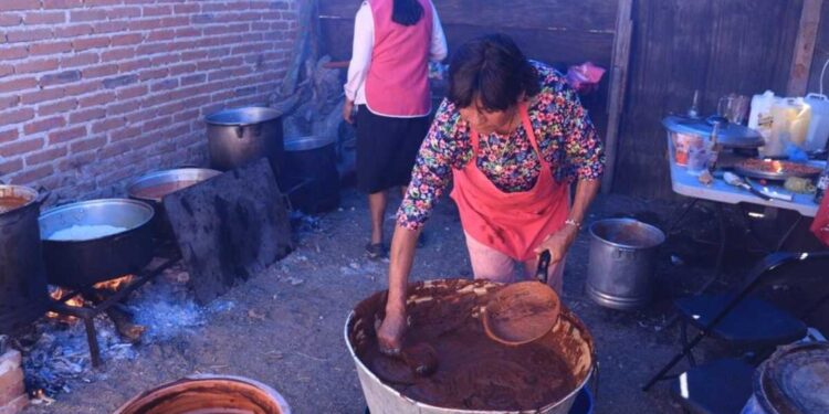 Mole y asado de boda, la riquísima gastronomía de Mexquitic en las manos de expertas