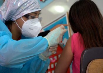 Anuncian vacunación gratuita a niñas contra papiloma en la capital potosina