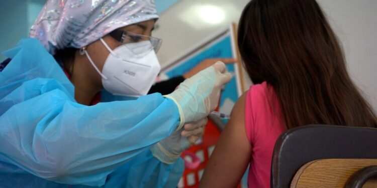 Anuncian vacunación gratuita a niñas contra papiloma en la capital potosina