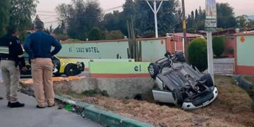 Madre e hija resultaron lesionadas tras volcar en la carretera a Zacatecas