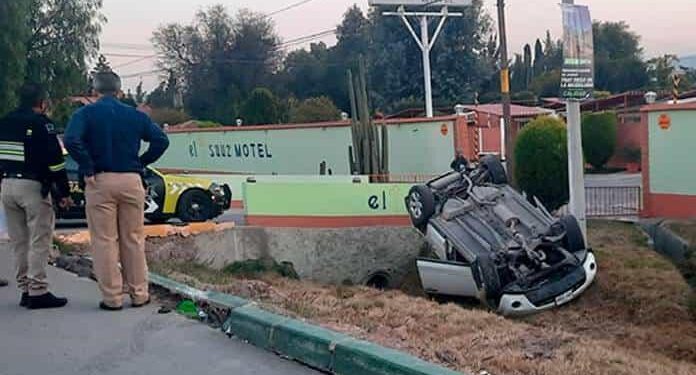 Madre e hija resultaron lesionadas tras volcar en la carretera a Zacatecas