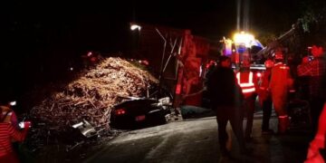 Choque entre remolque y camioneta donde viajaba una familia deja 5 heridos y un muerto en Valles