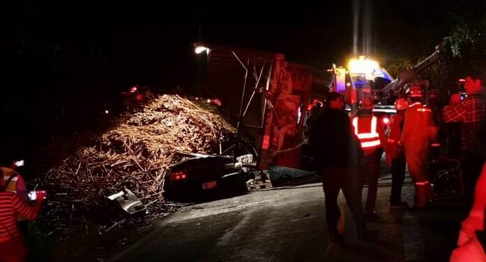 Choque entre remolque y camioneta donde viajaba una familia deja 5 heridos y un muerto en Valles