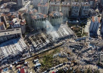 Turquía confirma más de 14,000 muertos por el terremoto y denuncia saqueos