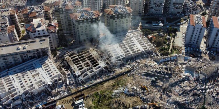 Turquía confirma más de 14,000 muertos por el terremoto y denuncia saqueos