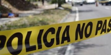 Investigan muerte de un adulto mayor y un lesionado en Carretera 57