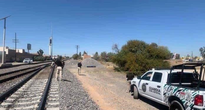 Abandonan el cuerpo de mujer ejecutada en las vías