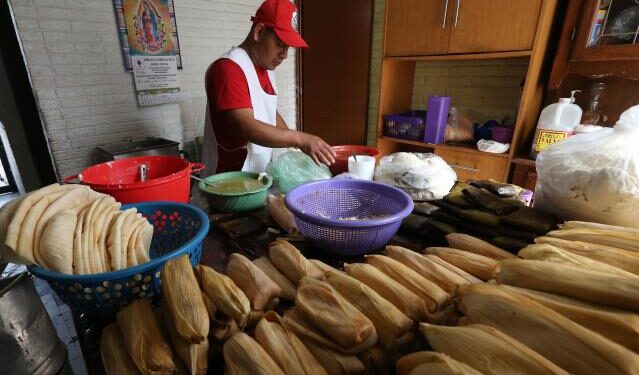 Godines salvaron a tamaleros tras venta lenta por el día de la Candelaria