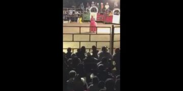 VIDEO: Un comando irrumpió en un jaripeo y mató a tiros a un líder criminal en Oaxaca