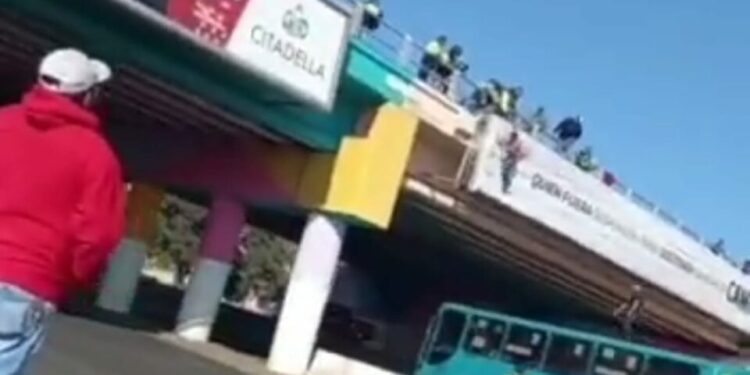 VIDEO: Joven se lanza de puente vehícular en Salvador Nava