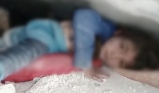 VIDEO: Mariam protegió a su hermano bajo los escombros de un edificio destruido en Siria